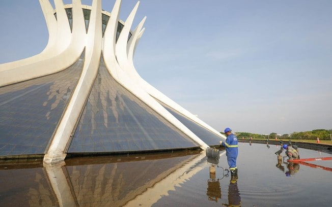 Com ajuda de reeducandos, Catedral de Brasília ganha mutirão de limpeza
