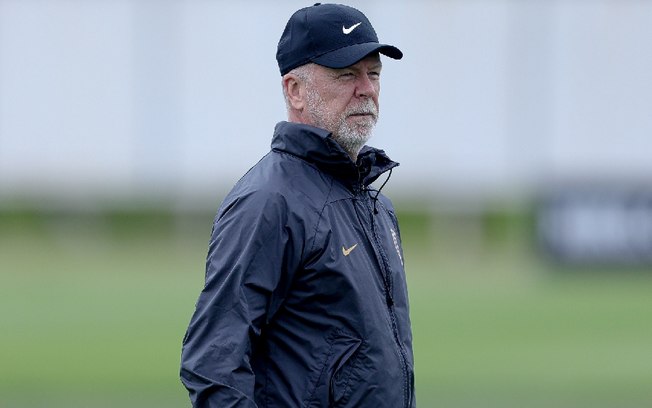 Times da parte de baixo vencem, e briga contra queda se acirra no Brasileirão Times da parte de baixo vencem, e briga contra queda se acirra no Brasileirão