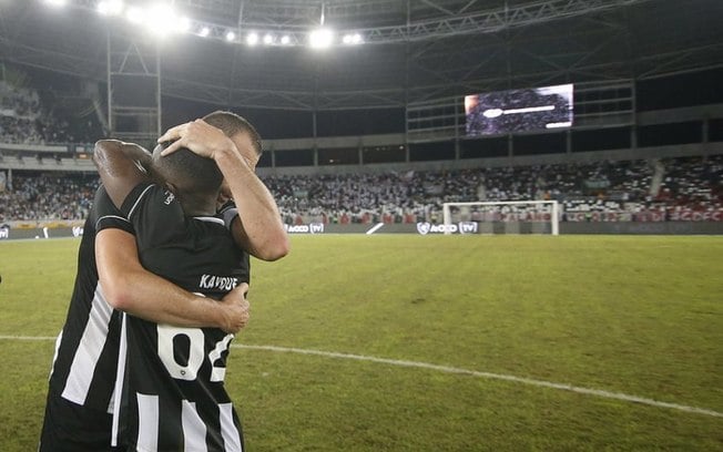 Jogadores do Botafogo adotam postura de união em momento ruim e protestos ficam para trás