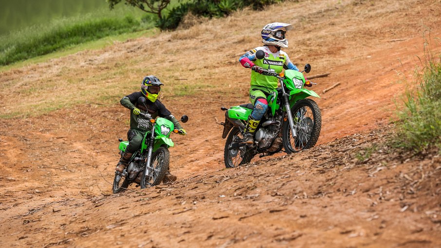 Linha KLX230 mantém a vocação fora de estrada com suspensões de longo curso e rodas de grande diâmetro. Linha KLX230 mantém a vocação fora de estrada com suspensões de longo curso e rodas de grande diâmetro.