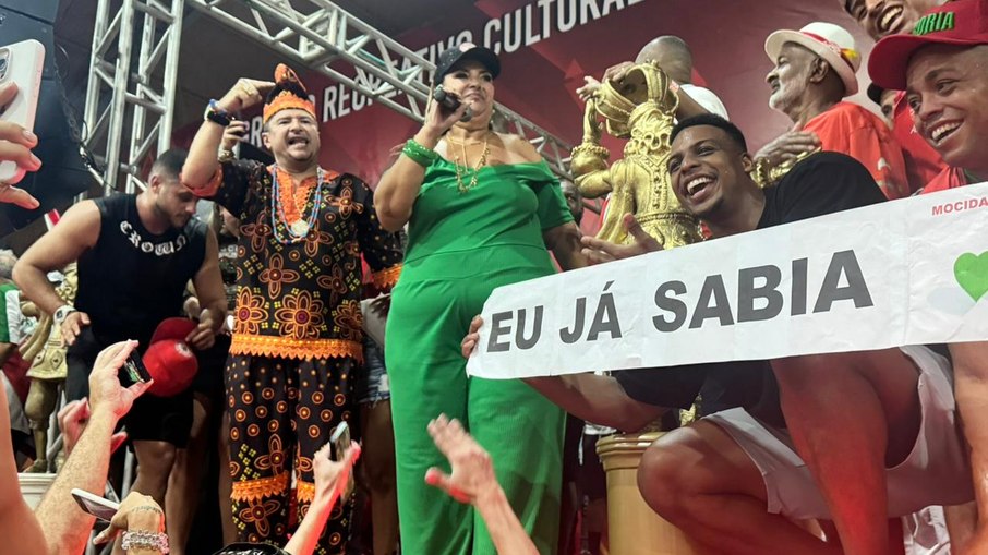 Solange Cruz, presidente da Mocidade Alegre discursa em quadra