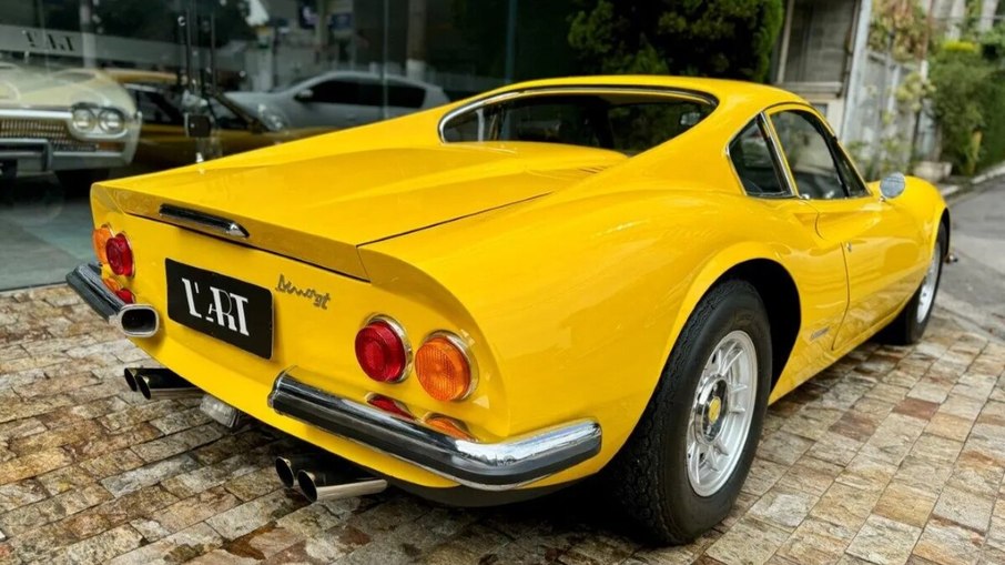 Vista traseira da Ferrari Dino 246 GT 1973 destaca o desenho assinado pela Pininfarina.