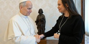 Maria Corina Machado se encontra com o papa no Vaticano
