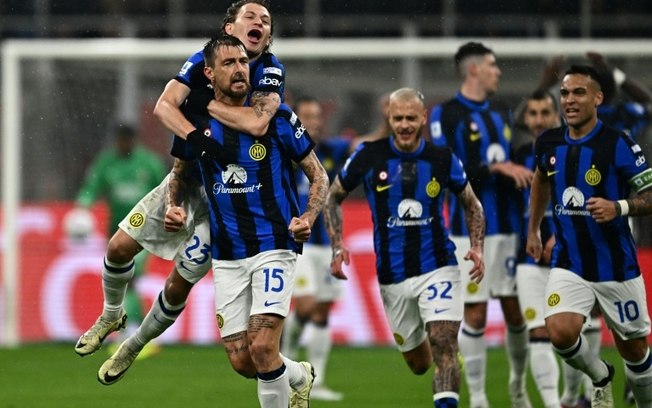 O zagueiro da Inter de Milão, Francesco Acerbi, comemora com seus companheiros o gol que abriu o placar contra o Milan em 22 de abril de 2024, no estádio de San Siro, em Milão