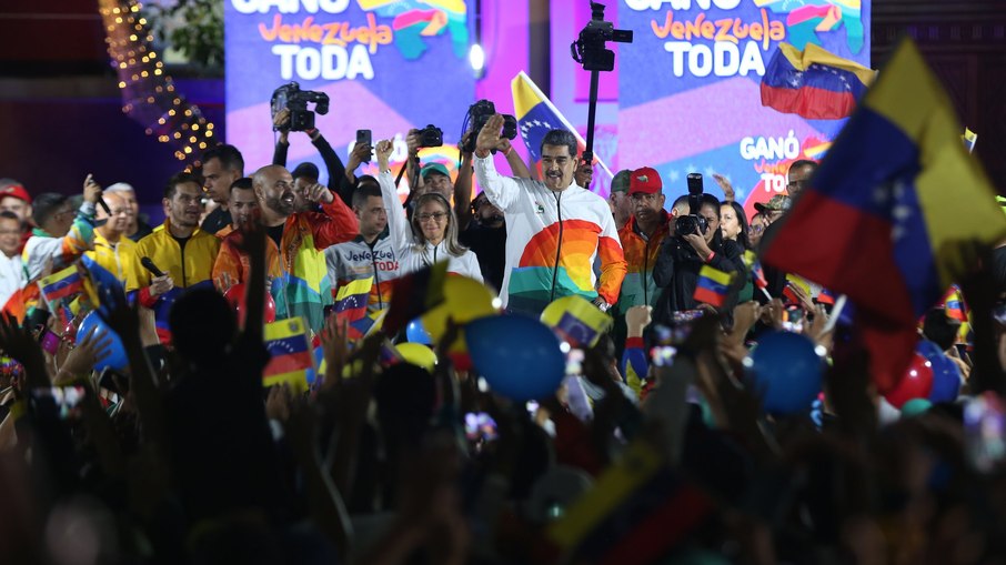 Nicolás Maduro em discurso após vitória em referendo, na segunda-feira (4).