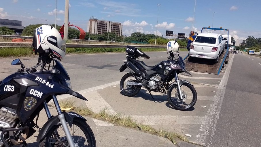 A GCM e a PRF alertam aos usuários de transporte particular que não aceitem ofertas fora dos aplicativos, já que podem ser golpes com falsas vantagens e benefícios. A GCM e a PRF alertam aos usuários de transporte particular que não aceitem ofertas fora dos aplicativos, já que podem ser golpes com falsas vantagens e benefícios.