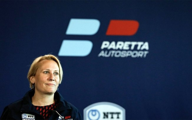 Beth Paretta assina com a Fórmula E