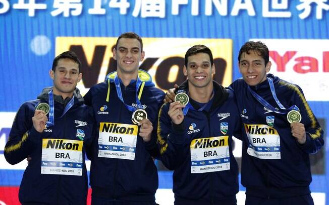 O quarteto brasileiro já com a medalha de ouro dos 4x200m livre conquistada no Mundial de natação de piscina curta 