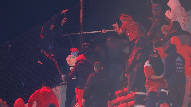 Justiça argentina solta torcedores chilenos após briga na Sula