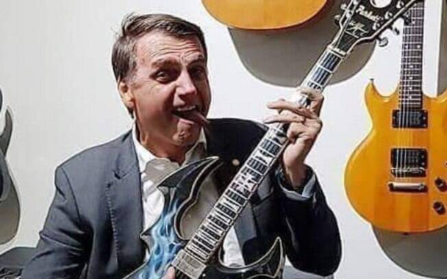 O presidente Jair Bolsonaro com uma guitarra elétrica