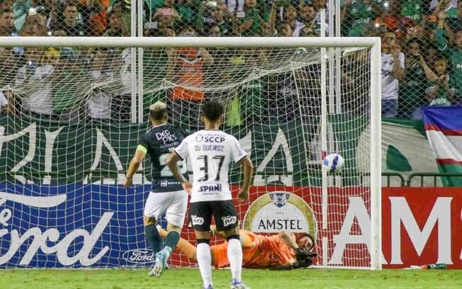 Cássio iguala maior sequência sem sofrer gols na mesma temporada pelo Corinthians desde 2020