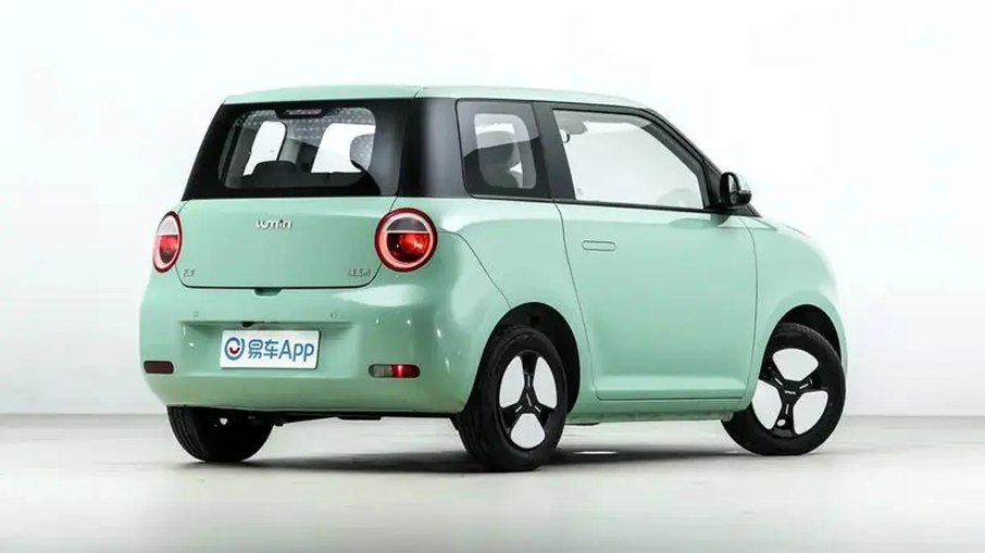 Vista traseira lateral mostra o desenho compacto do Changan Lumin e as lanternas circulares.