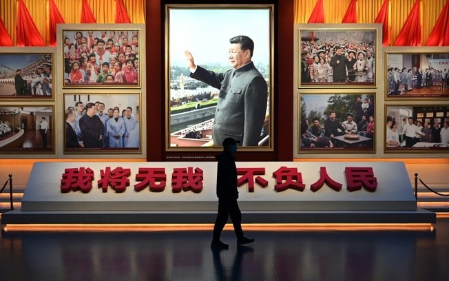 Imagem do presidente Xi Jinping no museu do Partido Comunista chinês, em Pequim em 3 de março de 2023