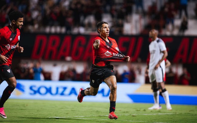 Geovany Soares corre em disparada para festejar seu gol na vitória do Dragão Geovany Soares corre em disparada para festejar seu gol na vitória do Dragão