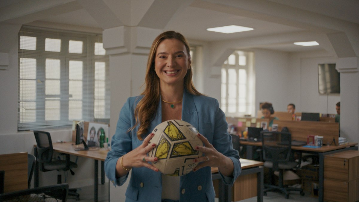 Roberta Fernandes é advogada e CEO do Fluminense há mais de 20 anos. Ela é primeira mulher a alcançar tal posição no futebol brasileiro Roberta Fernandes é advogada e CEO do Fluminense há mais de 20 anos. Ela é primeira mulher a alcançar tal posição no futebol brasileiro