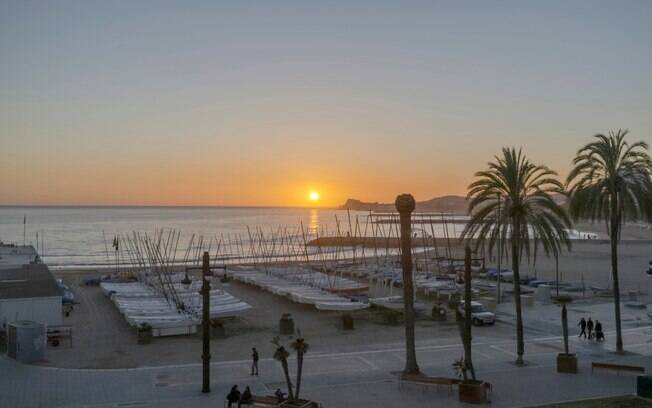 Sitges, cidade na costa da Espanha, fica perto de Barcelona e tem algumas praias que são 