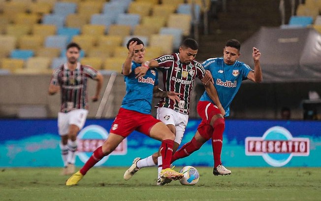 André busca se livrar de marcação dupla do Bragantino neste sábado, no Maracanã