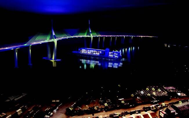 Imagem noturna mostra projeção da Ponte Santos Guarujá