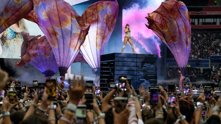 Taylor Swift no palco do Groupama Stadium, em show do The Eras Tour, em Decines-Charpieu, na França, em 2 de junho de 2024