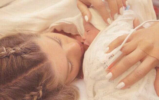 Karina Bacchi anunciou em seu Instagram que deu à luz seu primeiro filho