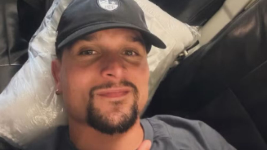 Atacante Arthur publica foto após problema técnico com voo do Botafogo Atacante Arthur publica foto após problema técnico com voo do Botafogo