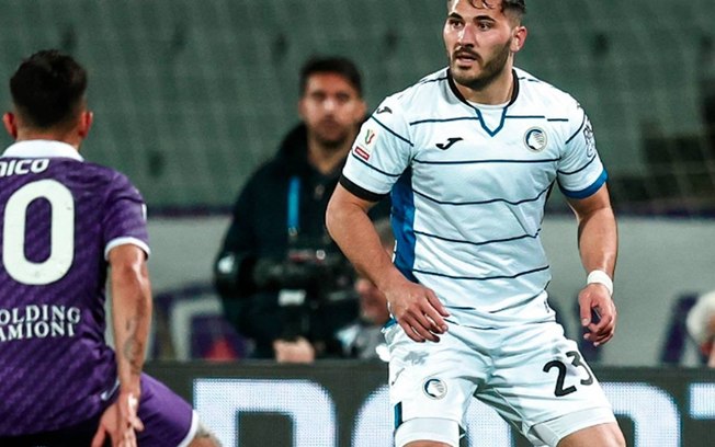 Nico Gonzáles (esq.) e Kolasinac em lance de jogo entre Fiorentina x Atalanta