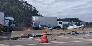 Acidente com seis veículos bloqueia Via Dutra no interior de SP
