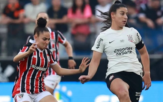 Jogadoras tricolores festejam gol no primeiro jogo da final contra as corintianas Jogadoras tricolores festejam gol no primeiro jogo da final contra as corintianas