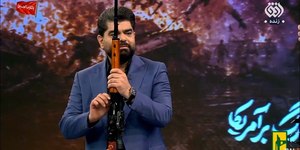 Apresentadores iranianos aparecem armados ao vivo; veja