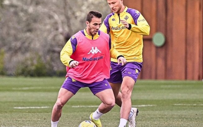 Arthur, de colete, durante treino da Fiorentina Arthur, de colete, durante treino da Fiorentina