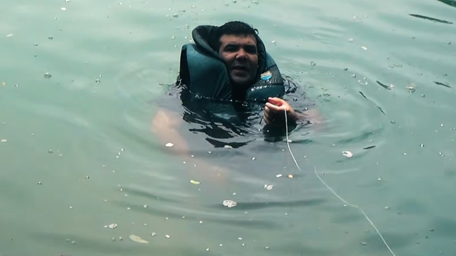 Júlio César Alves Magalhães segura a linha usada para descer câmera e lanterna na tentativa de localizar o fundo do Lago Azul Júlio César Alves Magalhães segura a linha usada para descer câmera e lanterna na tentativa de localizar o fundo do Lago Azul
