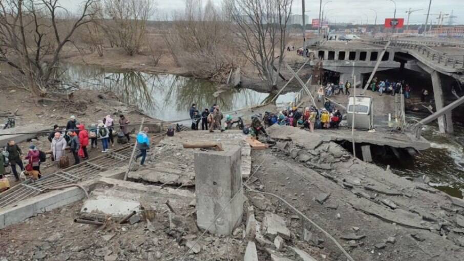 Ucranianos tentando deixar Mariupol