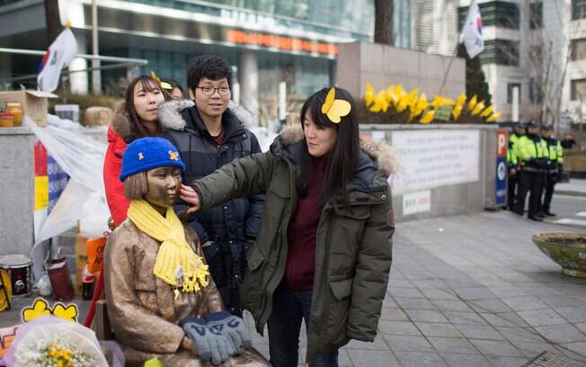 Estátua de mulher em frente ao consulado do Japão em Seul provocou mal-estar entre os dois governos