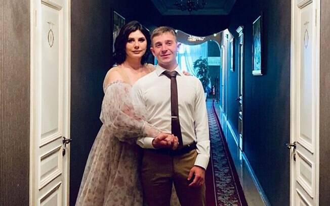 Influencer russa se casa com o filho do ex-marido, que é 15 anos mais novo