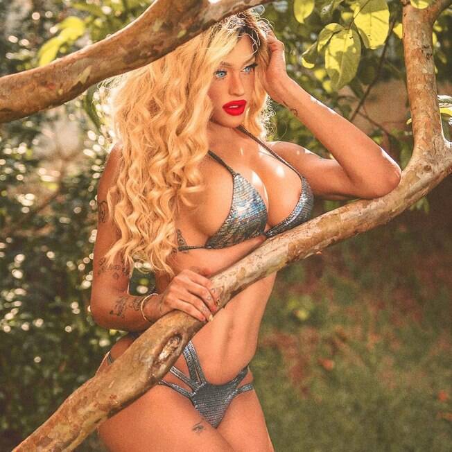A cantora foi comparada com Eva, Barbie e com uma atriz pornô Pabllo Vittar