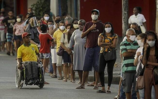 Filas em frente uma agência da Caixa no Rio de Janeiro para retirada do auxílio emergencial