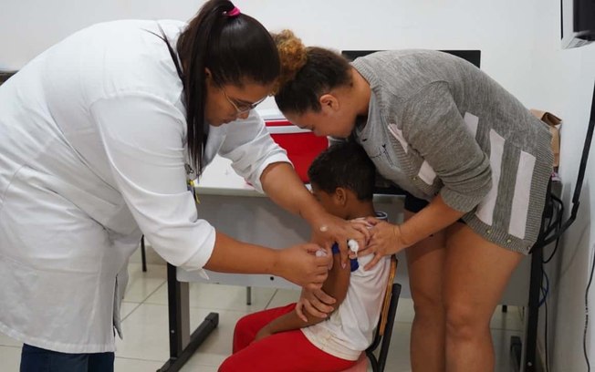 Saúde de Araçatuba aplica 30 doses contra gripe no 1º dia de vacinação nas escolas Saúde de Araçatuba aplica 30 doses contra gripe no 1º dia de vacinação nas escolas