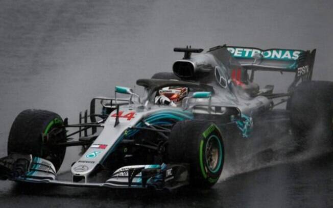 Hamilton superou a forte chuva e conquistou a pole position mais uma vez