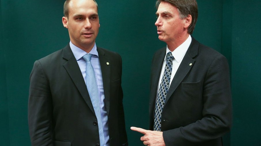 Arquivo: Eduardo Bolsonaro ao lado do pai Jair Bolsonaro