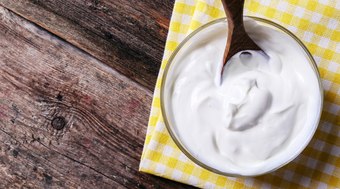 Veja como fazer o iogurte natural de supermercado render mais