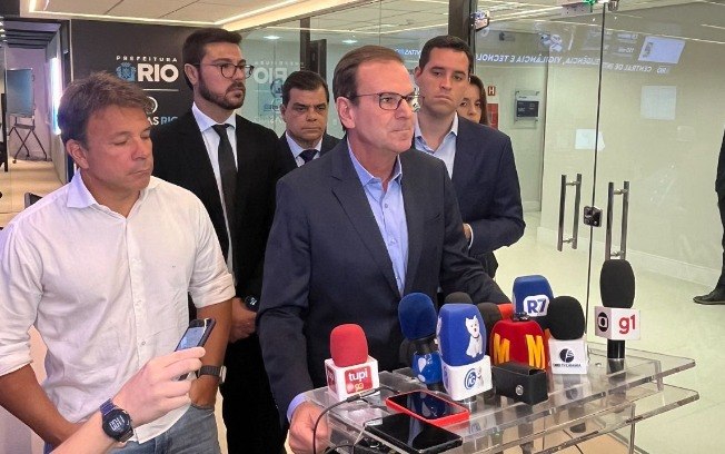 O prefeito Eduardo Paes (PSD) conversa com a imprensa após a apresentação da nova estrutura da CIVITAS, no COR-Rio, nesta terça-feira (13 O prefeito Eduardo Paes (PSD) conversa com a imprensa após a apresentação da nova estrutura da CIVITAS, no COR-Rio, nesta terça-feira (13