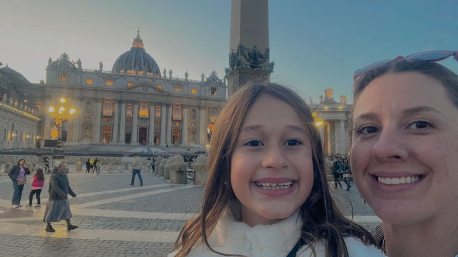 Geovanna e a filha Maitê, de 9 anos, estão no grupo