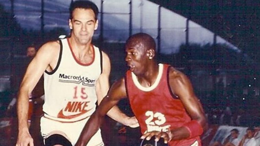 Oscar Schmidt marcando Michael Jordan