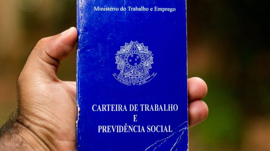 É um recuo frente os 14,7% registrados no trimestre encerrado em abril, mas ainda atinge 14,4 milhões de pessoas