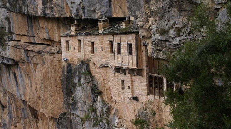 Mosteiro de 800 anos se esconde em caverna de penhasco