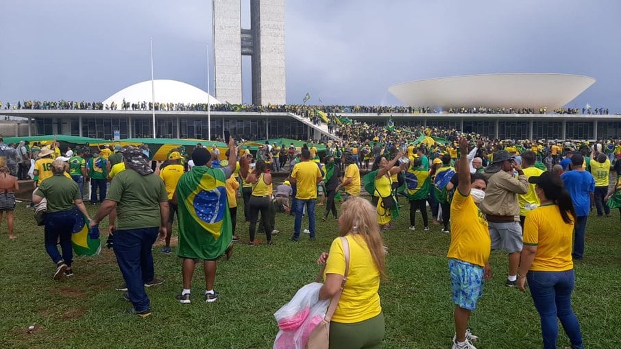 Manifestantes protestam contra vitória de Lula nas eleições de 2022 e criticam as urnas eletrônicas