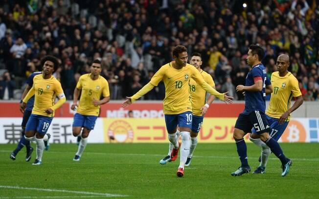 Neymar fez o primeiro gol do Brasil contra o Japão, batendo pênalti