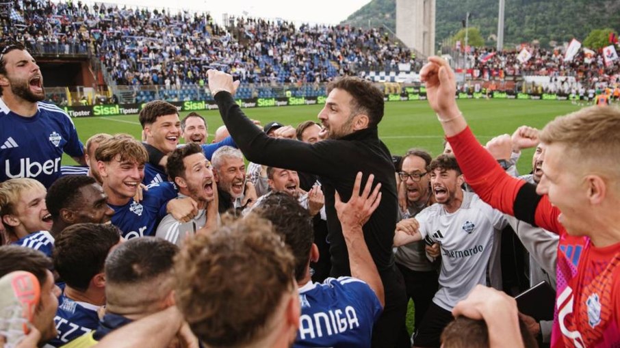 Fabregas chegou ao Como em 2022 ainda como jogador antes de se tornar técnico da equipe Fabregas chegou ao Como em 2022 ainda como jogador antes de se tornar técnico da equipe
