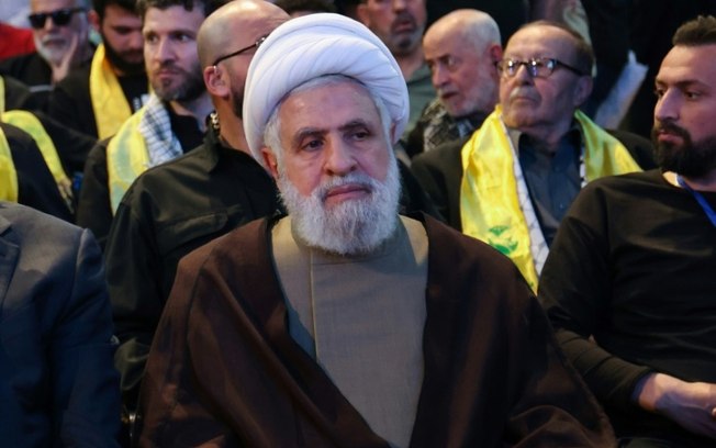 Naim Qassem assiste a uma cerimônia comemorativa no memorial de Imad Mughniyeh, dirigente assassinado do Hezbollah, em Beirute, 5 de abril de 2024