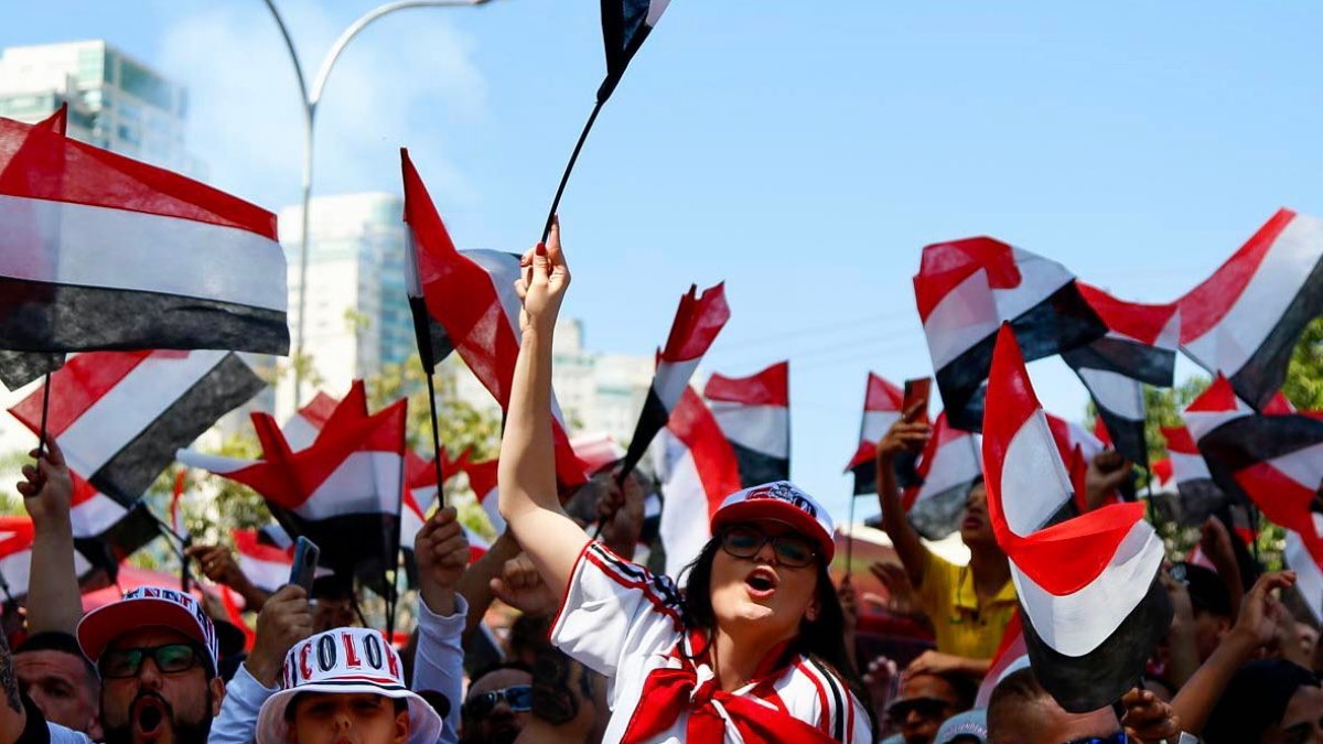 Torcedores do São Paulo foram ao CT para incentivar o time antes da final da Copa do Brasil